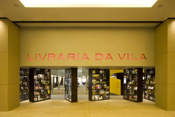 Livraria da Vila，圣保罗，巴西。这是一间从头到脚都由书籍堆砌而成的书店——包括它引人注目的前门。