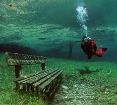 在萨尔茨卡默古特湖区，有一个令人惊讶的地方——绿湖，它被公认为奥地利的水珍珠。绿湖公园只有冬天才会出现，这里有舒适的长椅、茂盛的树木，但是在夏天，这个公园会被水体淹没，要是想一探究竟，必须潜入水中。