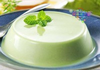 【抹茶豆乳布丁】材料:豆浆200g,淡奶油20g,砂糖25g,抹茶粉4g,鱼胶粉5g；做法:1.豆浆、淡奶油和糖混合,加热至糖溶化;2.抹茶粉用少许凉开水搅拌成绿茶液,倒入豆浆液中;3.鱼胶粉用开水泡发,搅拌至溶化,倒入绿茶豆浆液中…