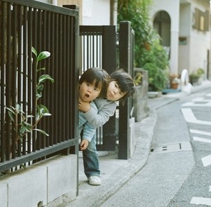 “啊呀呀呀呀呀，你要勒死我嘛！ ” “让我也看看嘛！”