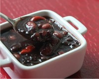 美容养颜红豆黑米粥 用料 ：红豆 50克、黑米 50克、花生 20克、红枣 10粒、红糖、适量------做法 1.准备所有材料 2.红枣，花生，黑米提前浸泡一晚，（或者3个小时以上） 3.除了红糖以外，放入砂锅加水熬煮1个小时 4.一个小时候后调入红糖即可