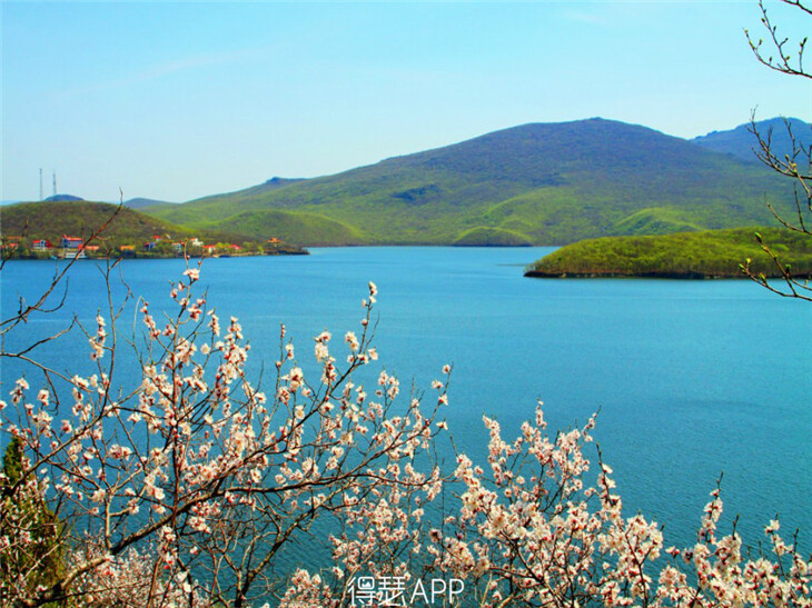 6.镜泊湖(黑龙江牡丹江) 镜泊湖是5000年前经多次火山喷发，熔岩阻塞牡丹江古河床而成的火山熔岩堰塞湖，是中国最大、世界第二大高山堰塞湖。纯朴自然的镜泊湖，岛湾错落，峰峦叠翠，景色清秀，古迹隐约，尽揽春花、夏水、秋叶、冬雪于一湖。