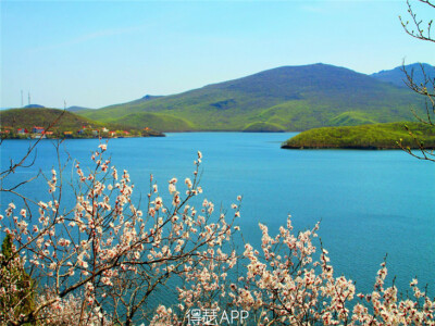 6.镜泊湖(黑龙江牡丹江) 镜泊湖是5000年前经多次火山喷发，熔岩阻塞牡丹江古河床而成的火山熔岩堰塞湖，是中国最大、世界第二大高山堰塞湖。纯朴自然的镜泊湖，岛湾错落，峰峦叠翠，景色清秀，古迹隐约，尽揽春花、…