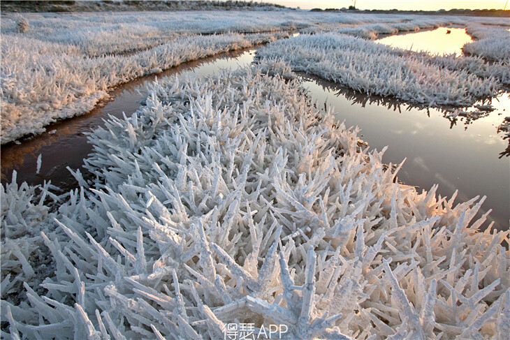 8.运城盐湖(山西运城) 运城盐湖可同闻名于世的以色列死海相媲美，湖中的黑泥蕴含七种常量和十六种微量元素。湖水中可以人体泛舟，湖中黑泥可以美肌活肤，所以运城盐湖被誉为——中国死海。