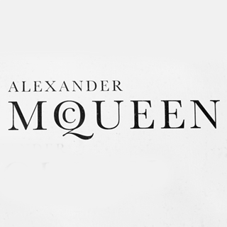 麦昆于1992年创立了自家品牌Alexander McQueen。McQueen把过去于Anderson &amp; Sheppard (英国一有名传统服装裁剪公司)及舞台服饰制造商Bermans &amp; Nathans工作时学习到的英伦传统剪裁手工溶入了其个人设计系列，令其配合了细腻剪裁的后现代时装系列赢得外界一致好评。