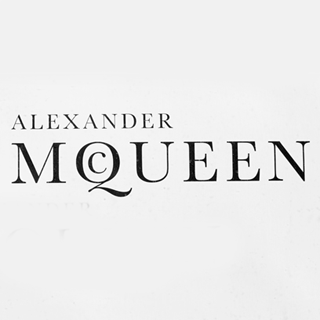 麦昆于1992年创立了自家品牌Alexander McQueen。McQueen把过去于Anderson &amp; Sheppard (英国一有名传统服装裁剪公司)及舞台服饰制造商Bermans &amp; Nathans工作时学习到的英伦传统剪裁手工溶入了其个人设计系列…