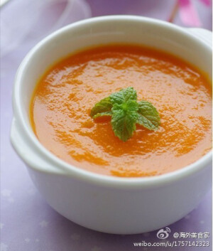 【香甜胡萝卜羹】1. 胡萝卜去皮，切成条状；2. 蒸锅烧水，水开后放入蒸屉，将胡萝卜放在蒸屉上；3. 大火蒸8分钟左右，至胡萝卜软熟；4. 蒸熟的胡萝卜切大块；5. 放入搅拌机，加少许凉开水，搅打成胡萝卜羹；6. 将胡萝卜羹过筛即可。吃时可添加少许酸奶或炼乳，增加风味。 可以喂宝宝奥