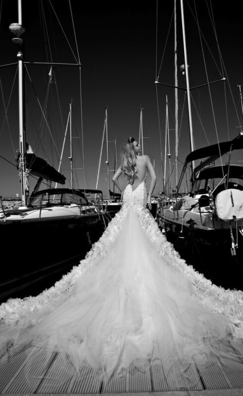 Galia Lahav 2013-2014婚纱系列：Galia Lahav，来自俄罗斯，发迹于以色列。她设计的婚纱以典雅复古著称
