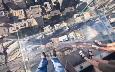 威利斯塔观景台（Willis Tower Observation Deck）建在芝加哥威利斯塔第103楼，地板是由玻璃制成，距离地面约412.5 米。