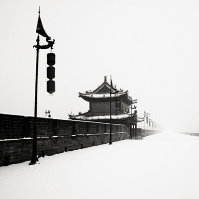 山一程，水一程，身向榆关那畔行，夜深千帐灯。风一更，雪一更，聒碎乡心梦不成，故园无此声。