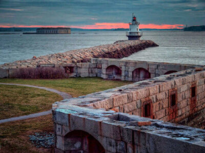 每个人心里都可以有一座自己的灯塔，只有在逆境里才能清楚的看到它。就像只有在黑夜里，你才能看到灯塔指示的方向。