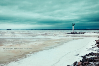 生命里有很多时刻就像这座灯塔，与世隔绝，被无尽的空虚与寒冷包围