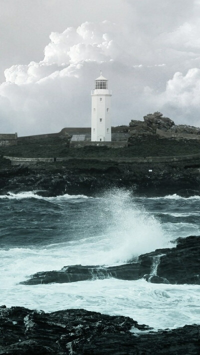 当大海翻腾波涛汹涌，灯塔依然岿然不倒。
