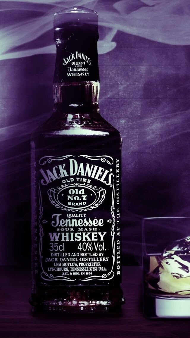 JACK DANIELS 杰克·丹尼 世界十大名酒之一 杰克丹尼酒厂1866年诞生于美国田纳西州莲芝堡，是美国第一间注册的蒸馏酒厂。杰克丹尼威士忌畅销全球一百三十多个国家，单瓶销量多年来高踞全球美国威士忌之首。杰克丹尼酒厂位于田纳西州的莲芝堡，是美国最古老的注册酒厂。挑选最上等的玉米、黑麦及麦芽等全天然谷物，配合高山泉水酿制，不含人造成份。采用独特的枫木过滤方法，用新烧制的美国白橡木桶储存，让酒质散发天然独特的馥郁芬芳。