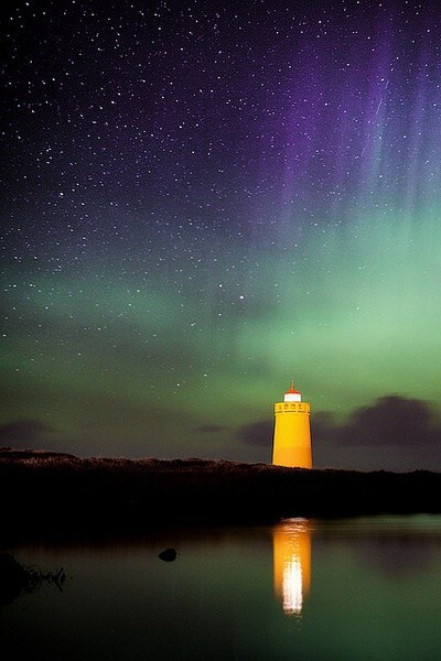 漫天繁星下，发着黄光的灯塔，并不孤独。
