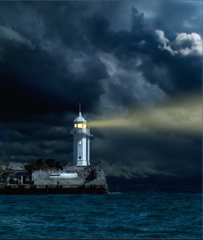 深夜，总有一个人为你点亮一盏灯照亮回家的路