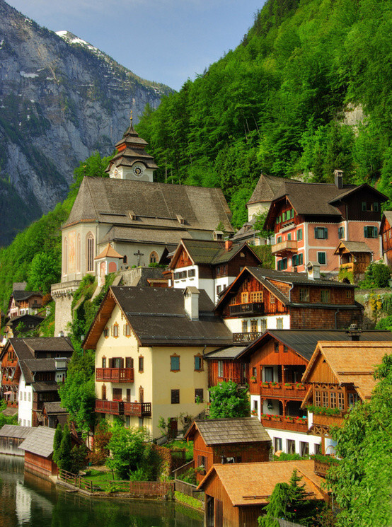 哈尔施塔特 哈尔施塔特（德语：Hallstatt），是奥地利上奥地利州萨尔茨卡默古特地区的一个村庄，位于哈尔施塔特湖湖畔，海拔高度511米，2005年12月有923名居民。其名称中的Hall可能源自于古克尔特语的“盐”，得名于村庄附近的盐矿，历史上这一地区就因盐而致富。1997年该村被列为世界文化遗产，现在是热门旅游目的地，步行十分钟可以走遍。