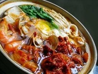 【韩式泡菜豆腐锅】1.鱿鱼、豆腐、泡菜、青椒切块，大葱切碎，大蒜、胡萝卜切片。 2.炒锅内放油，六成热时放入蒜片爆香，改中火放入韩式辣酱。 3.炒出红油后，放入鱿鱼翻炒，再加入豆腐、泡菜，炒匀后加水。 4.待水…