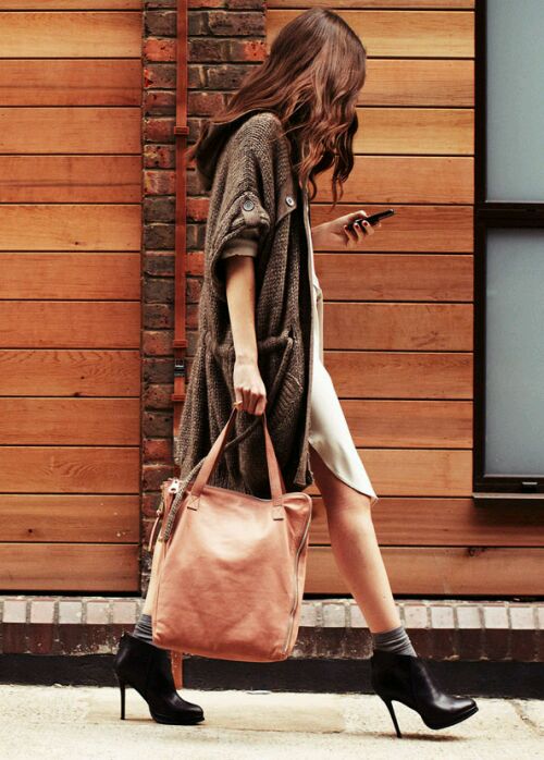 爱情是可以让人忘了一切的东西，来之不易，挥之不去。/小井刘