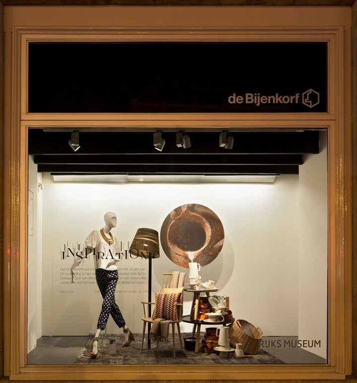 每一款橱窗在陈列上都力求完美,木质的橱窗像是一个小木屋的窗户一样