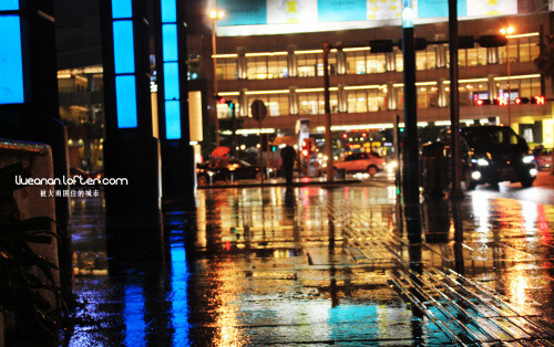 Even if the rain let whole city upside down, I'll give you a hug~就算大雨让整座城市颠倒，我会给你怀抱~