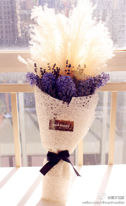 常常有客人预定薰衣草花束，普罗旺斯的薰衣草，一望无际的那种美，小小花束又不单调该如何辽阔？