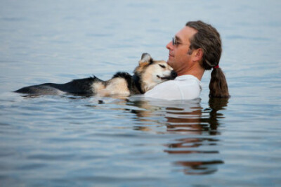 John和他的19岁小狗每天都在海里游泳，他的狗年事已高，患有严重的关节炎，游泳可以帮它减轻痛楚