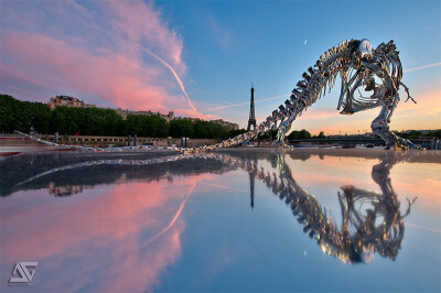 Philippe Pasqua最近完成安装的霸王龙骨架雕塑作品，摆放陈列在巴黎塞纳河边。是由350块金属骨块拼接而成的