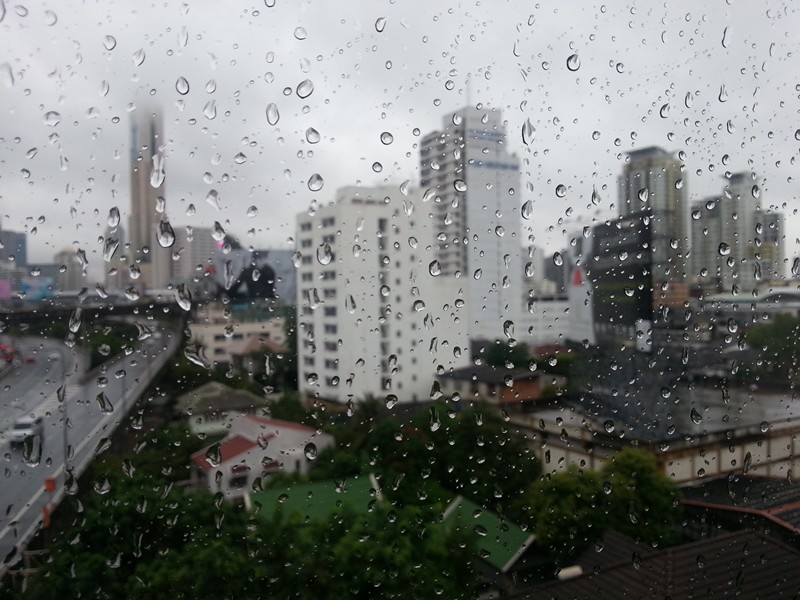 曼谷，雨季 这么多年第一次穿了薄外套出门，大雨堵车在高速公路上，隔着车窗玻璃拍了这张照片。那一天，你在美国，我们隔着的又岂止是这十几个小时的时差？