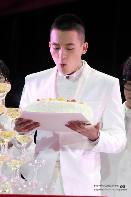 还有半个小时今天就要过去了。豪仔仔，最后的祝福--生日快乐！以后的每一年都会陪你一起！