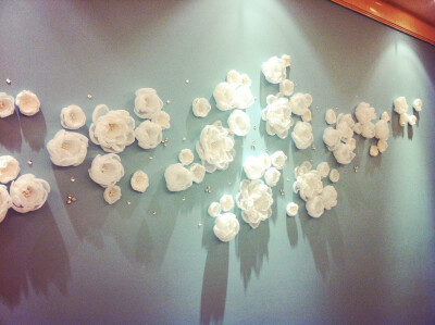 猫肚皮君亲手捏制〜美仙仙的手工花墙〜每一朵都是一片一片捏起来的美好〜喜欢吗？