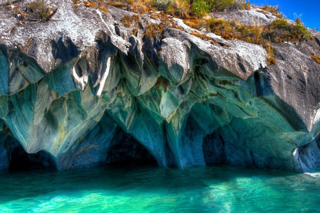 智利Capilla de Marmol悬崖 智利的 Capilla de Marmol 悬崖有令人惊叹的地理构造、河流侵蚀的峭壁，还有明亮泛白的大理石，是重要的自然保护区。气候寒冷，年气温是9摄氏度，降水量达600-4000毫米。但它独特的自然美抵消了多雨寒冷的气候，绝对值得一看。