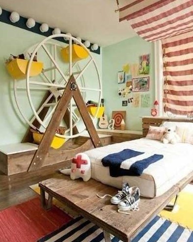 浪漫的儿童房设计，墙边的圆形风轮是船只的方向盘吗？那小孩岂不是成了伟大船长