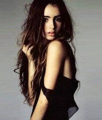 【画中人】莉莉·柯林斯（Lily Jane Collins）是一名英国演员，其父是英国歌星菲尔·柯林斯（Phil Collins），她凭借和奥斯卡影后桑德拉·布洛克（Sandra Bullock）合作出演电影《弱点》而为广大影迷熟知。