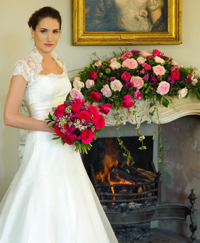 Kate Luxury Cut Rose 凯特豪华切花月季 Illustrated here:Kate is shown in a hand-tied design which includes stocks, arum lillies, viburnum and ruscus. Our fireplace arrangement was created using Kate with Keira and Miranda roses against a lush backdrop of ivy and ruscus with anemone, waxflower and other