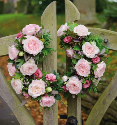 Keira Luxury Cut Rose 凯拉豪华切花月季 Illustrated here:This unusual split gate wreath sets the scene for a country wedding, welcoming guests as they arrive at the church.