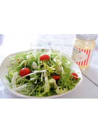 1、苦菊用手撕成易入口的小段； 2、圣女果（小柿子）或樱桃萝卜切成2半； 3、沙拉酱加一点点水搅匀后，拌菜。 建议减肥的不放沙拉酱 用丘比姜香口味的那个沙拉酱 去超市找 网上贵好多