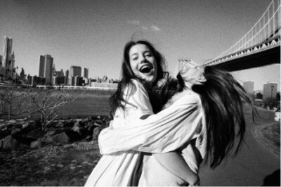 有一个人 在她面前 可以不必有出息 可以不必有形象 可以全身是弱点 这就是知己闺蜜