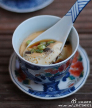 【香菇蒸蛋】材料:鸡蛋，高汤，香菇；做法:1.香菇用剪刀剪成条状，加入容器里；2.鸡蛋打散，加入高汤拌匀用细致的漏勺过滤蛋液，倒入容器里；3.用勺子把蛋液表面的气泡除去；4.凉水放入蒸锅，大火，上汽后，蒸8分钟即可~