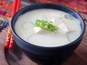 【鲫鱼豆腐汤】1.鲫鱼洗净,豆腐切小块,姜切片,香葱打成结;2.热锅凉油,放入姜片爆香,放入鲫鱼,煎至鱼皮微露金黄色翻面,同样煎至金黄色;3.加入没过鱼身2-3cm的开水,放入葱结,大火滚煮15min,放入豆腐,转中火继续煮10min,出锅前5分钟调入盐即可,最后放香葱