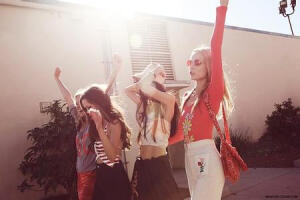 我们说好的一起美丽，一起老去，一起旅行去。只要和你在一起 我就会开心的大笑。我们一个像夏天一个像秋天，却能够把冬天变成了春天。 因为有你在所以我才肆无忌惮。我们说过的如果有下辈子我们还在一起。所谓闺蜜，就是了解你很透，但还稀罕你的人。