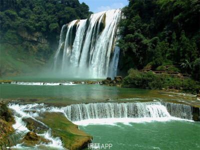 二、黄果树瀑布 黄果树瀑布，位于贵州省安顺市镇宁县布依族苗族自治县，瀑布高度为77.8米，是世界上唯一可以从上、下、前、后、左、右六个方位观赏的瀑布，1999年被大世界吉尼斯总部评为世界上最大的瀑布群，列入世…