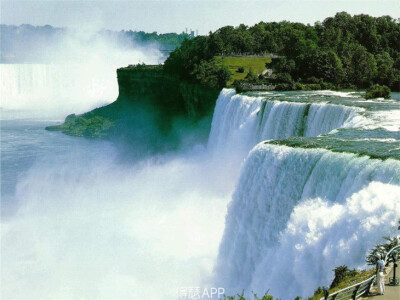 七、镜泊湖瀑布 镜泊湖瀑布，位于黑龙江省宁安县西南，瀑布幅宽约70余米，形状好像加拿大亚尼亚加拉大瀑布，是世界最大的玄武岩瀑布。凡到此游览者，无不惊叹其壮美的景色。
