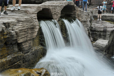 九、云台山瀑布 云台山瀑布，坐落于云台山风景区老潭沟的尽端。落差314米的全国最高大瀑布-云台天瀑，瀑布上端如同朵朵白云，又如团团棉絮，悠悠飘落，连绵不绝。下端宛如飞花溅玉，纷纷扬扬，洒入墨绿色的水潭。