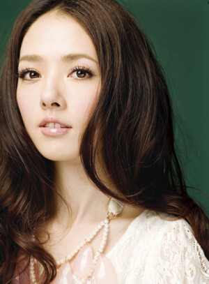 郭碧婷1984年1月16日169cm45kg,是一位拥有四分之一欧美血统的台湾女艺人，凭借惊艳的外貌和出众的气质而在台湾平面广告界崭露头角，为《BEAUTY》《RAY》等时尚杂志拍摄照片，同时她也参与了众多知名歌手MV的拍摄，而真正给观众留下深刻印象的则是她为《益达口香糖》拍摄的广告，近年来她在影视方面也有发展，出演了《金色年华》《街角的小王子》等影视剧，2013年她因在郭敬明执导的电影《小时代》里出演女主角之一的南湘这一角色而被更多的观众熟悉和喜爱，人气也不断飙升