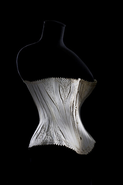 复古宫廷式紧身衣。