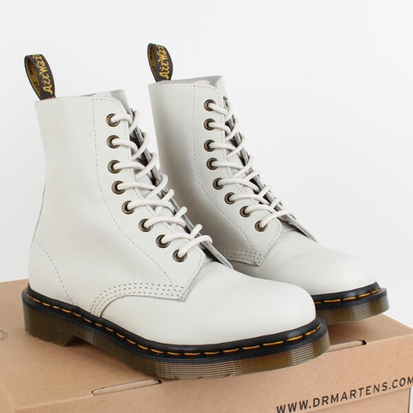 dr martens 朋克米白 天蓝色朋克punk马丁靴 http://item.taobao.com/item.htm?id=27333193000