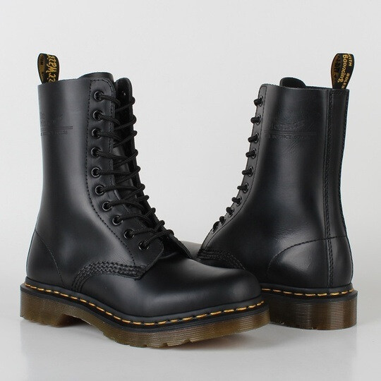 dr.martens1490 黑色硬皮朋克Punk马丁靴 10孔 http://item.taobao.com/item.htm?id=22170455526