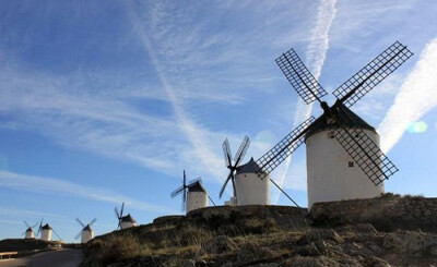 西班牙-康苏埃格拉（Consuegra）风车村，从马德里坐2个小时的汽车到达consuegra，小镇很宁静。Consuegra的风车没有门票费用，唯一的收费景点是山上的城堡，门票3欧元，其历史可以追溯到12世纪。城堡面积不大，但是有…