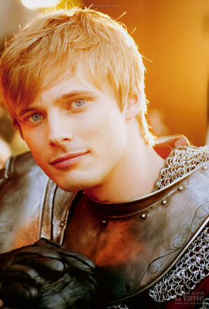 BRADLEY JAMES------抖S呆萌虎牙小王子，当了国王之后还是习惯叫他王子，来自英剧《梅林传奇》